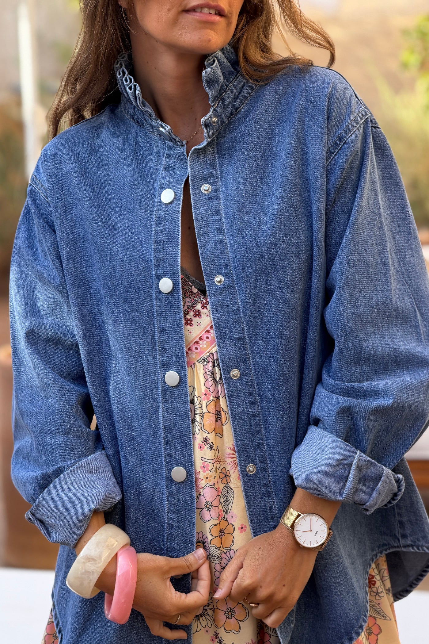 Veste en jean délavé clair col victorien montant avec froufrou