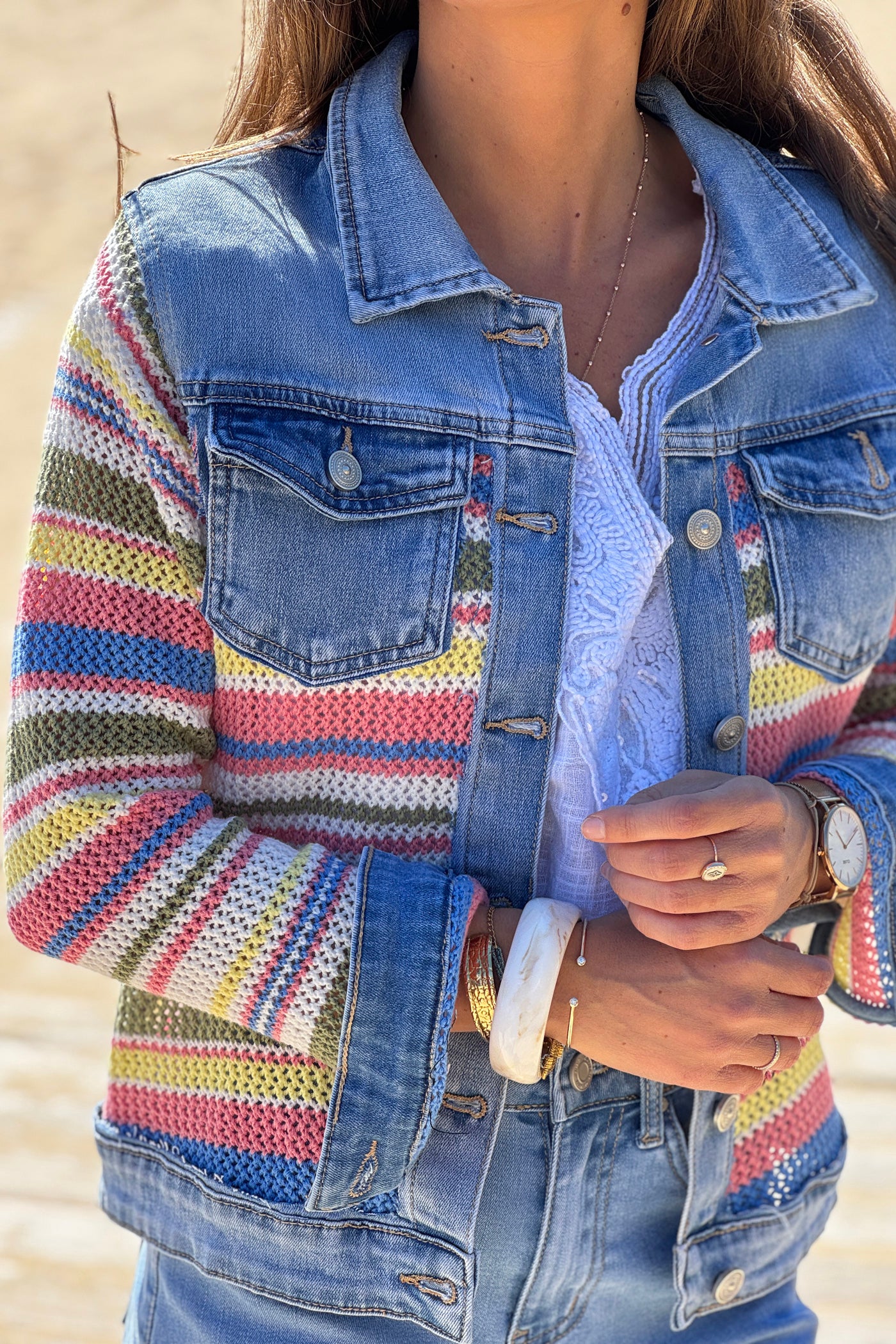Veste en jean delavé crochet coloré devant et sur les manches