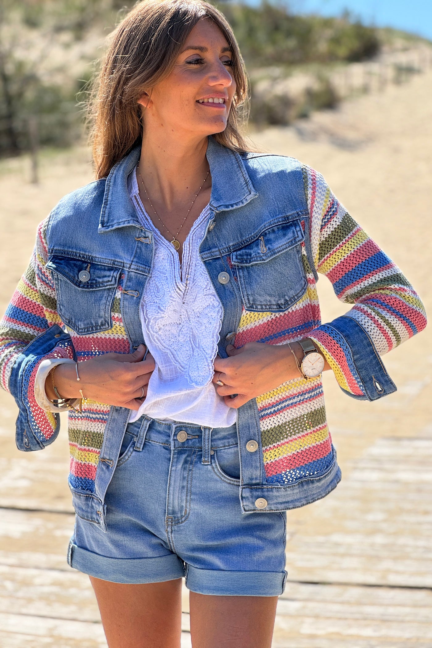 Veste en jean delavé crochet coloré devant et sur les manches