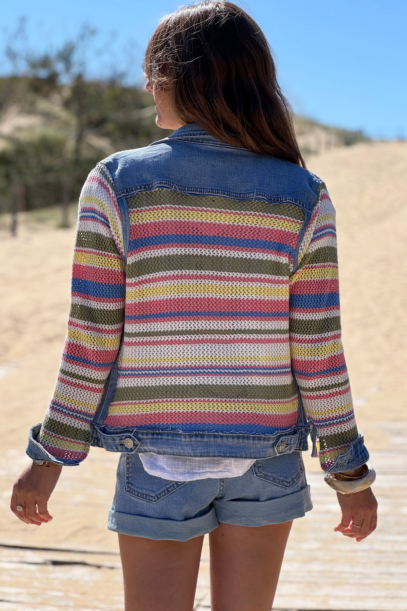 Veste en jean delavé crochet coloré devant et sur les manches