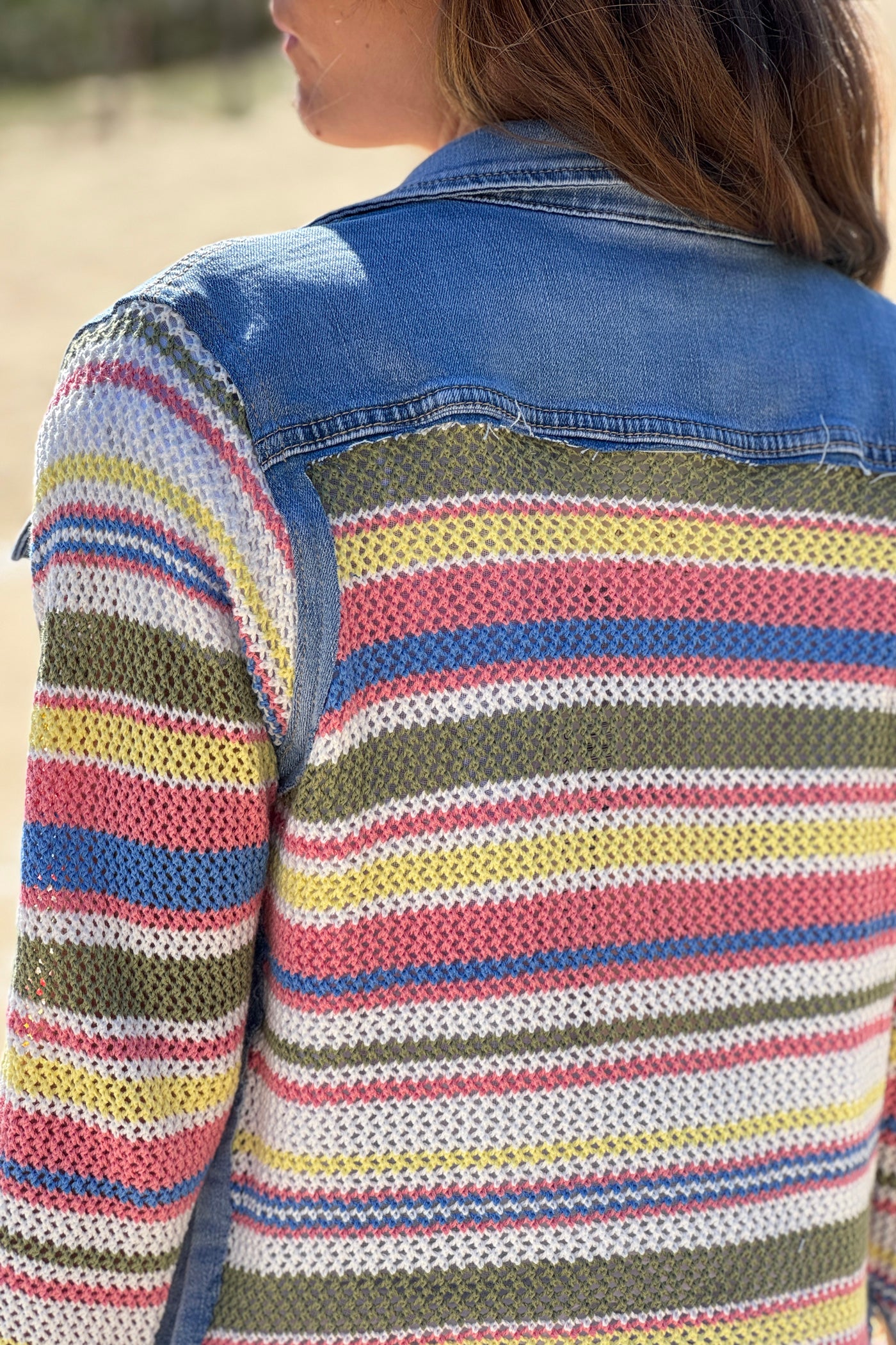 Veste en jean delavé crochet coloré devant et sur les manches