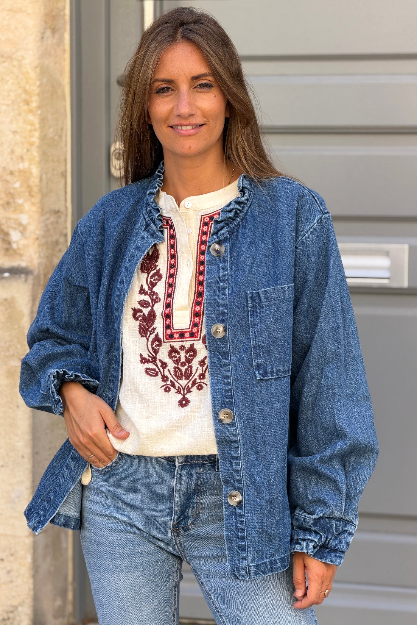 Veste en jean foncé col victorien montant à boutons écaille et poches