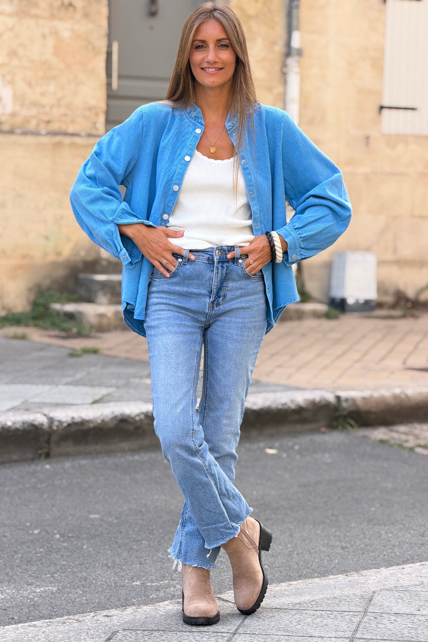Veste en jean souple bleu col victorien montant à froufrous