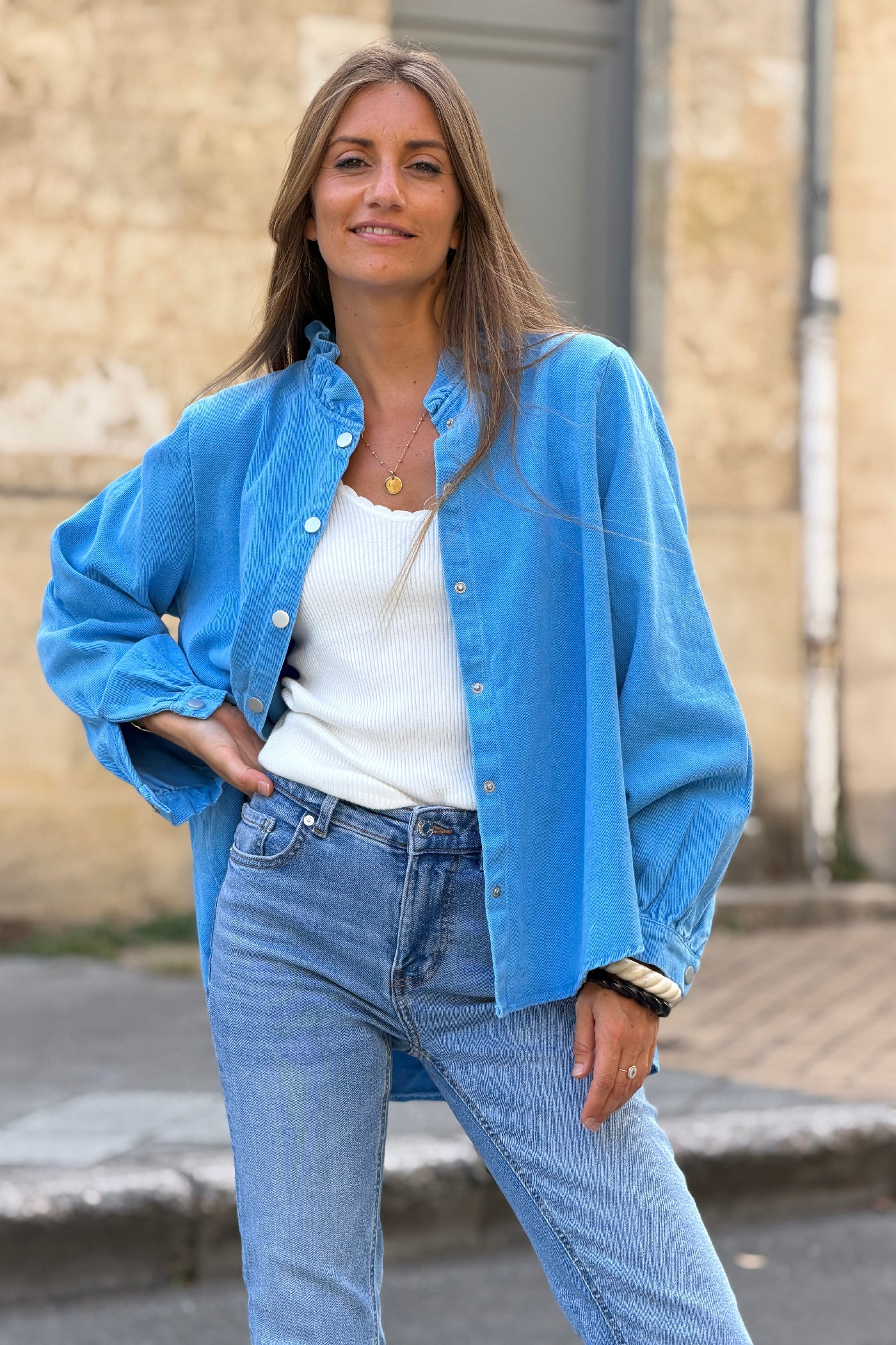 Veste en jean souple bleu col victorien montant à froufrous