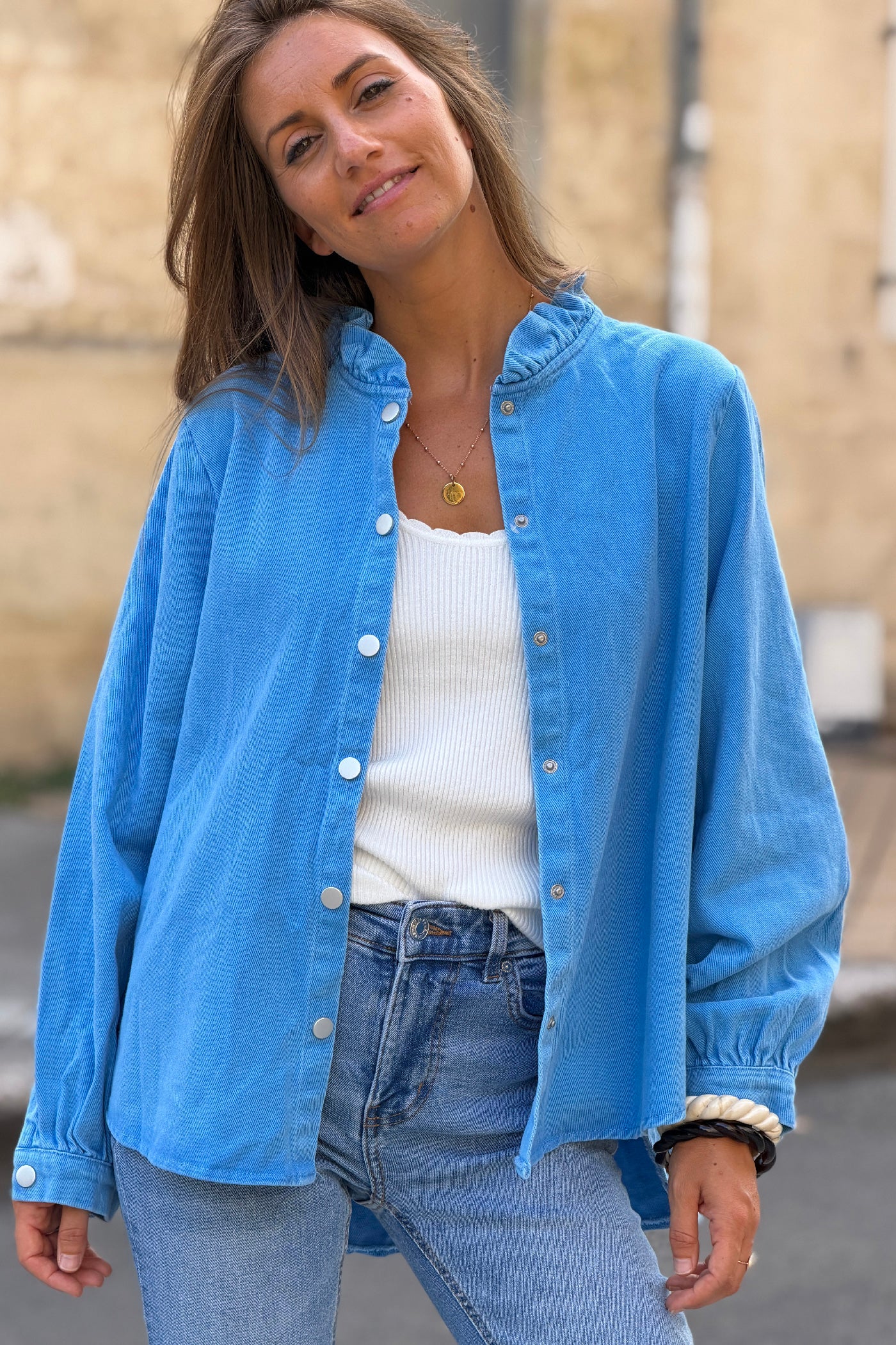 Veste en jean souple bleu col victorien montant à froufrous