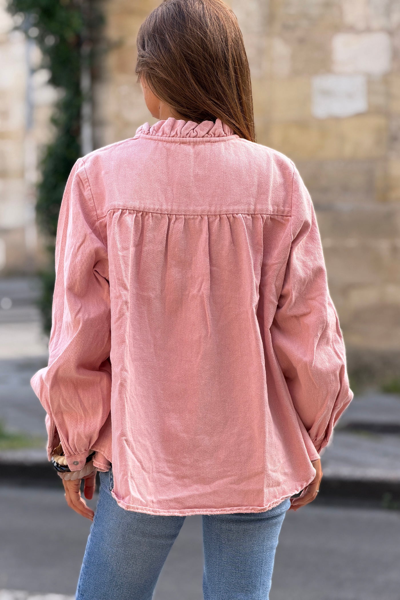 Veste en jean souple rose poudré col victorien montant à froufrous