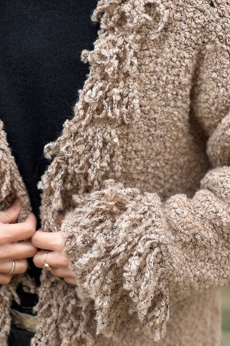 Veste en laine mélangée et alpaga camel maille bouclette franges aux manches et col