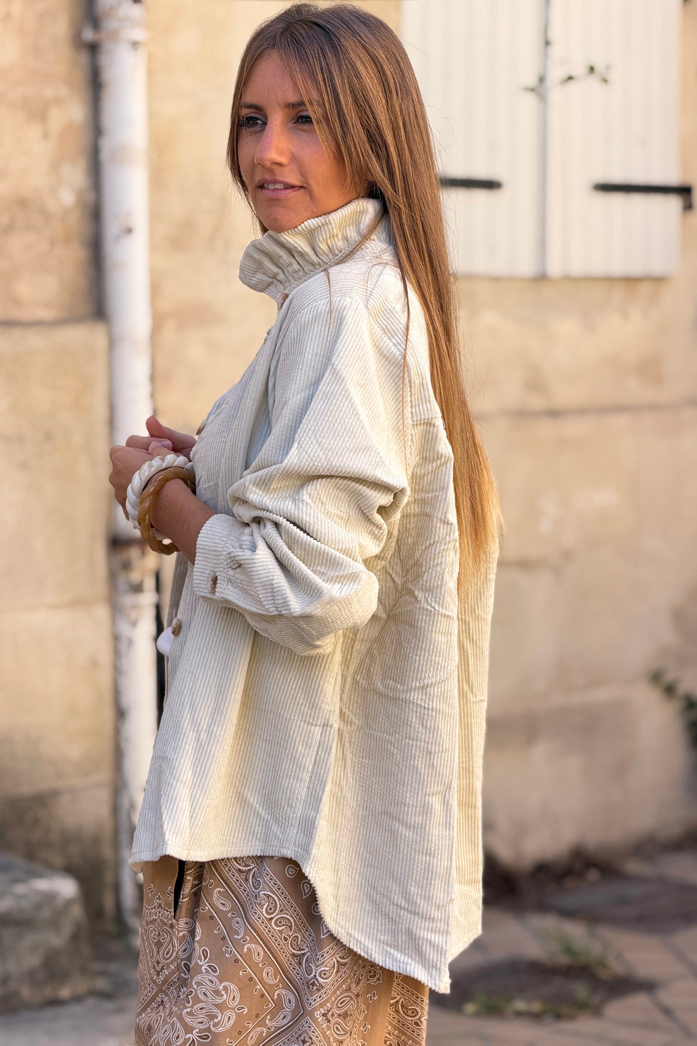 Veste en velours côtelé écru col victorien montant boutons écaille