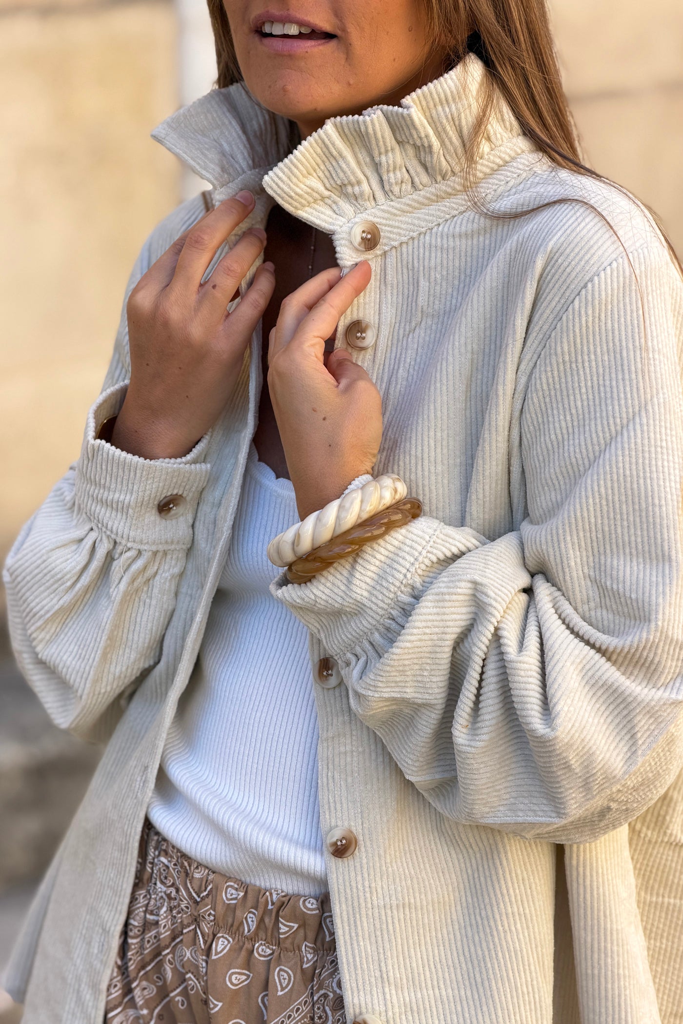 Veste en velours côtelé écru col victorien montant boutons écaille