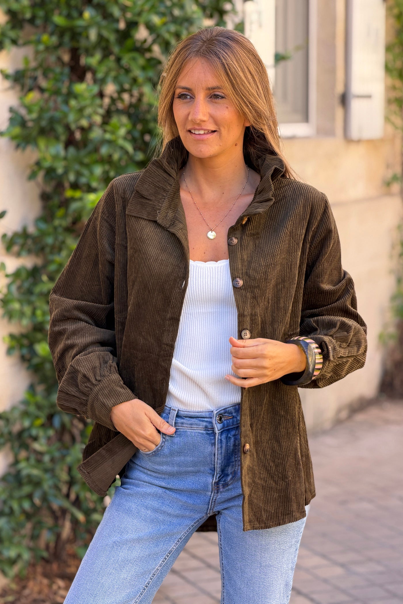 Veste en velours côtelé kaki col victorien montant boutons écaille