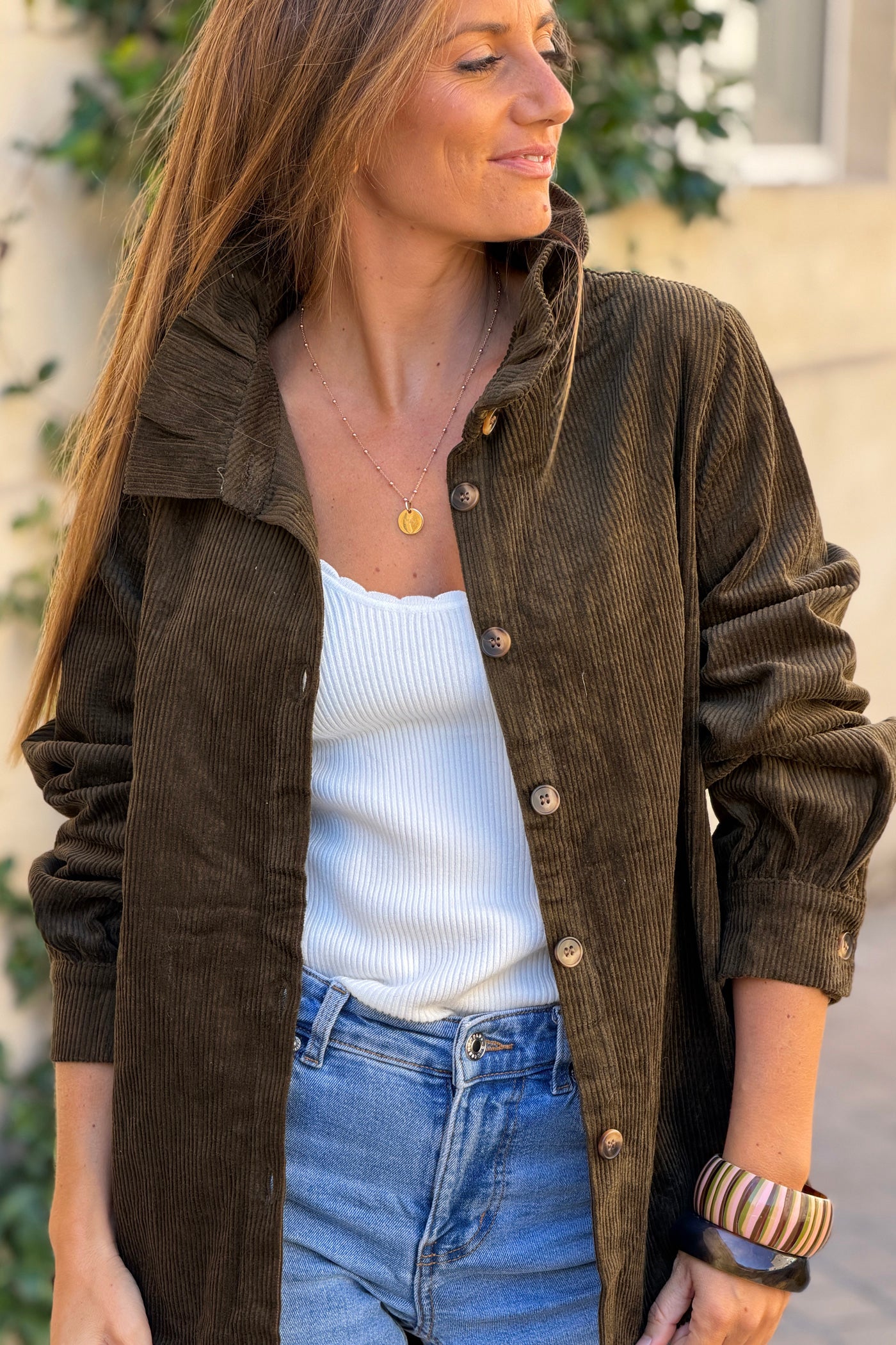 Veste en velours côtelé kaki col victorien montant boutons écaille