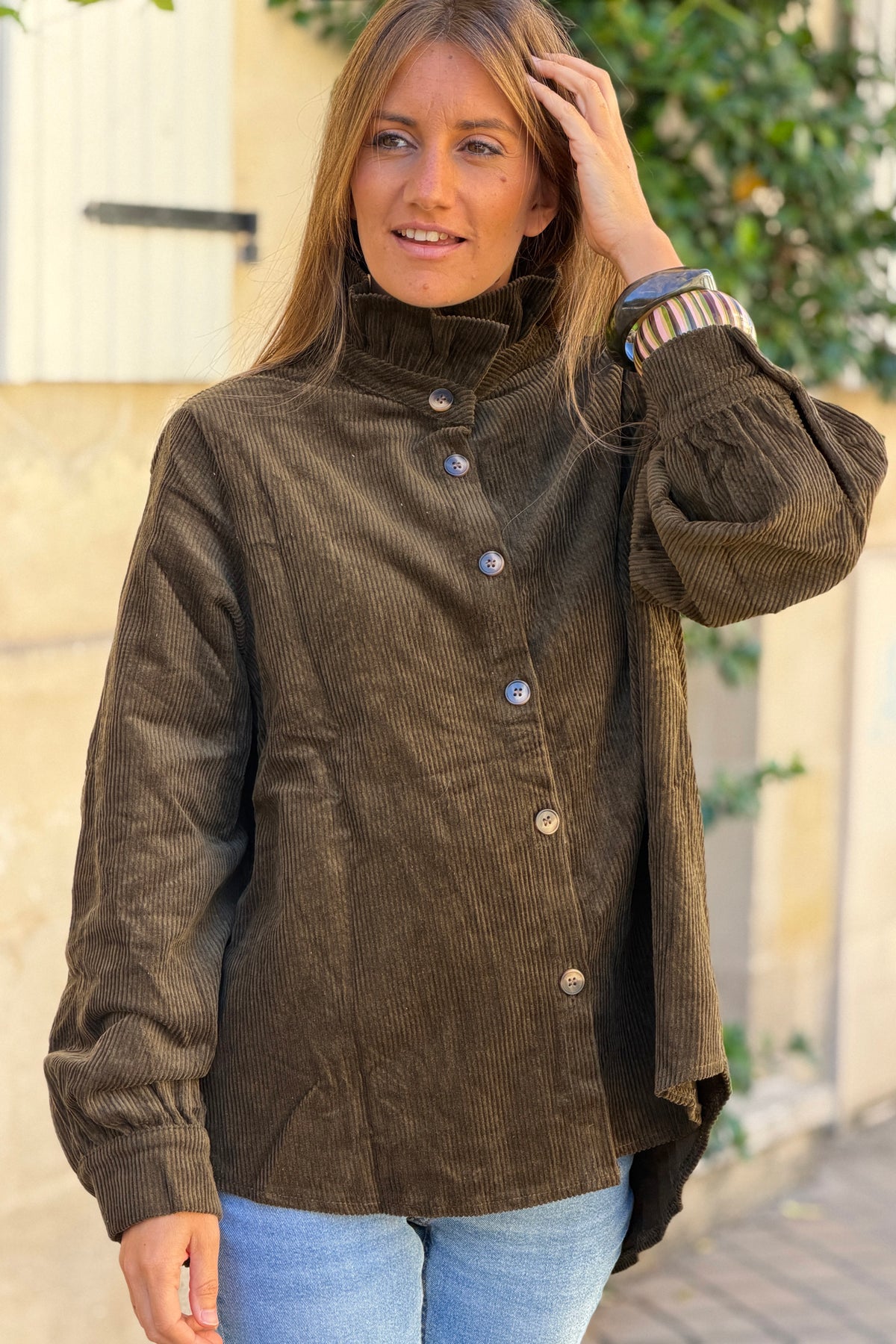 Veste en velours côtelé kaki col victorien montant boutons écaille