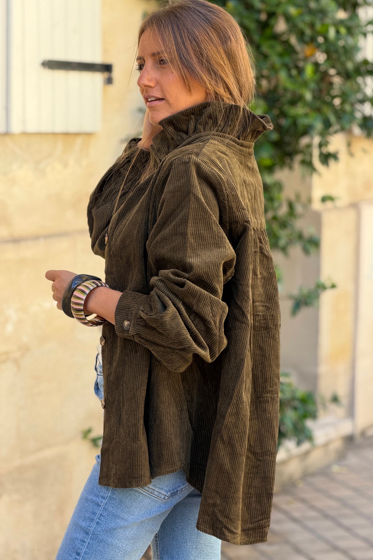 Veste en velours côtelé kaki col victorien montant boutons écaille