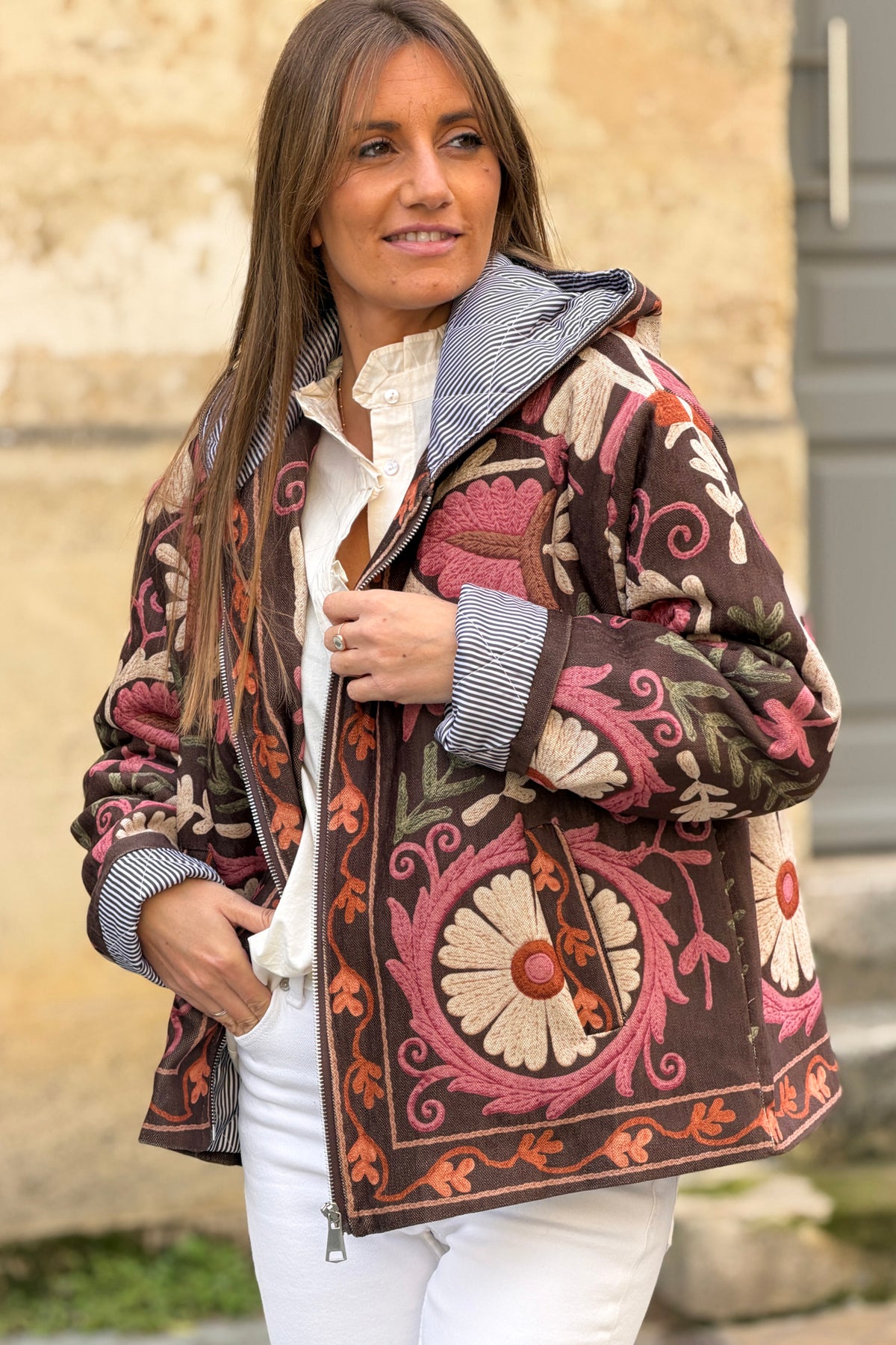 Veste en velours marron à capuche motif effet broderie colorée fermeture zip