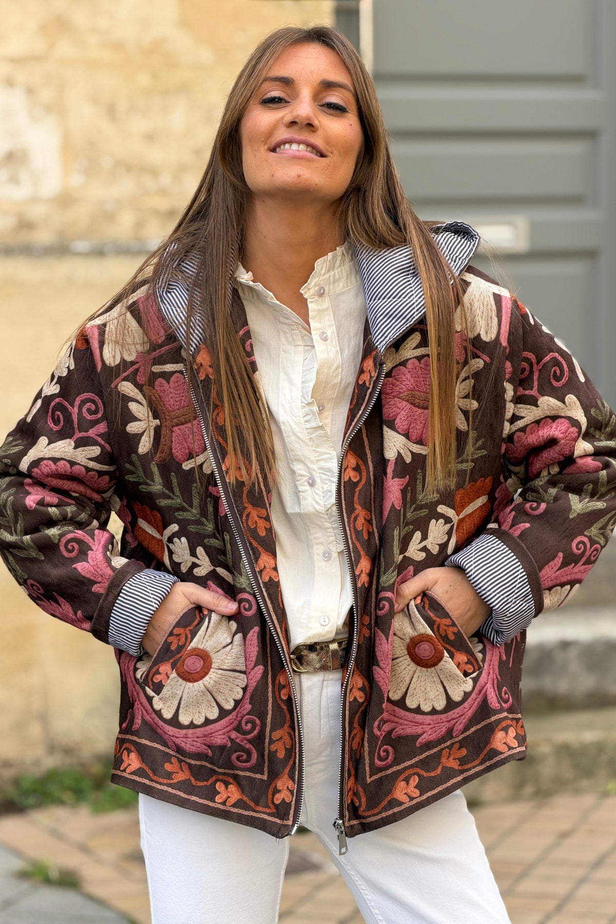Veste en velours marron à capuche motif effet broderie colorée fermeture zip