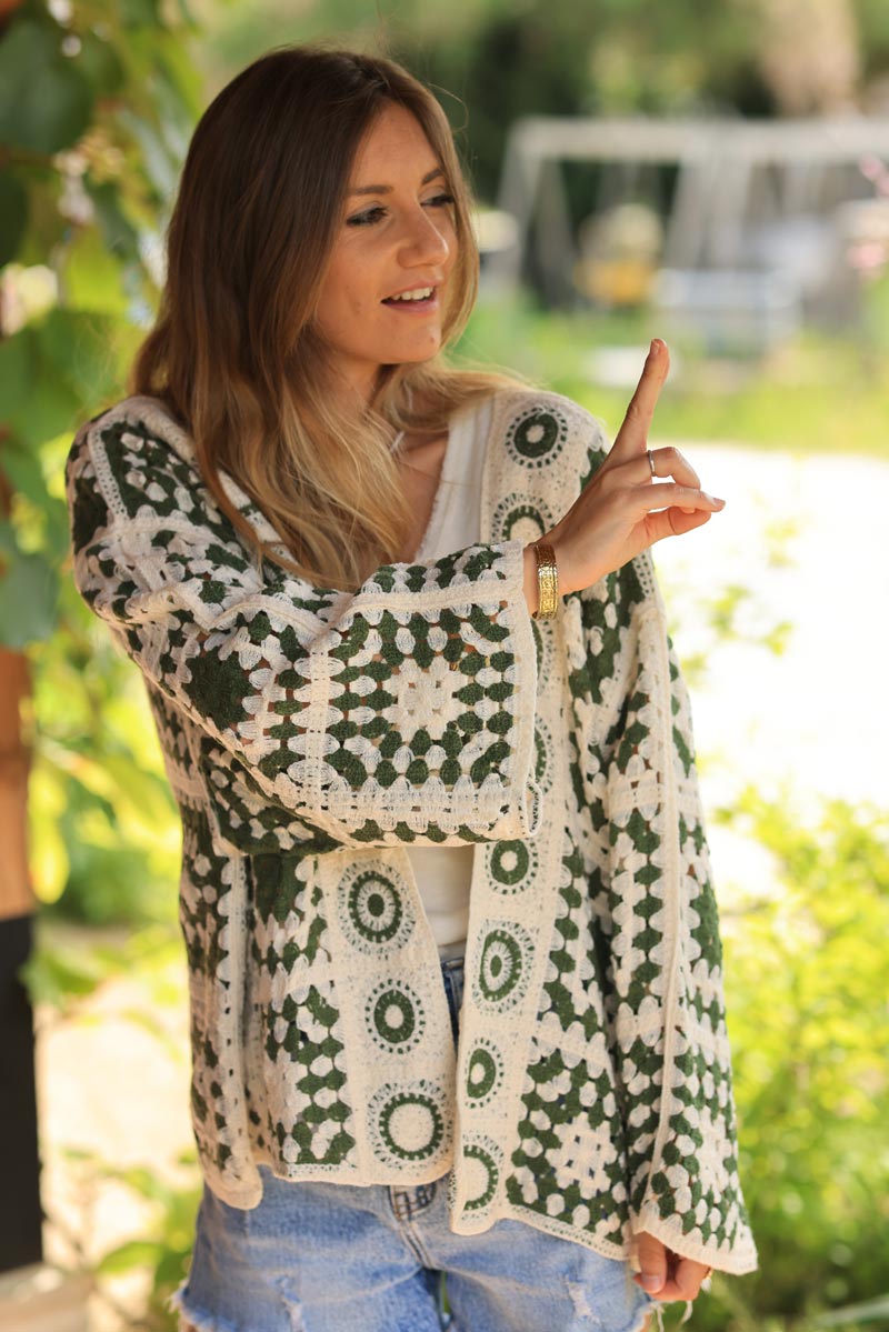 Chaqueta chaleco a crochet con rosetones y estampados peruanos caqui