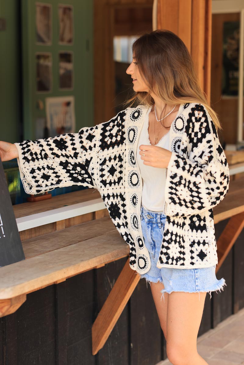 Veste gilet en crochet rosaces et motifs péruviens noirs