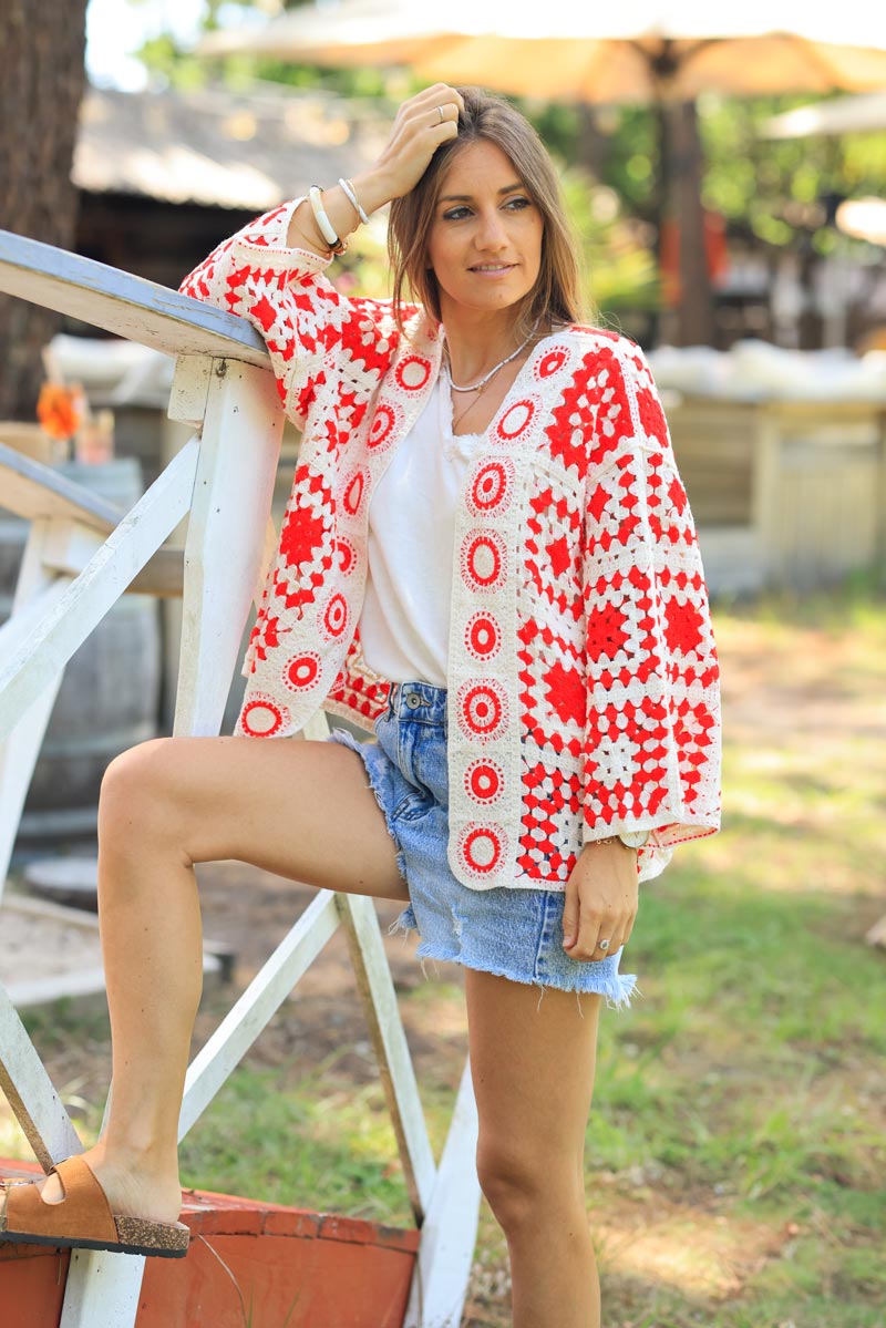 Chaqueta tipo chaleco a crochet con rosetones y estampados peruanos rojos