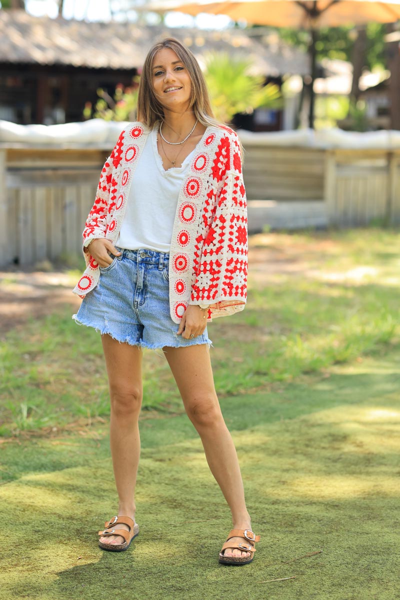 Chaqueta tipo chaleco a crochet con rosetones y estampados peruanos rojos