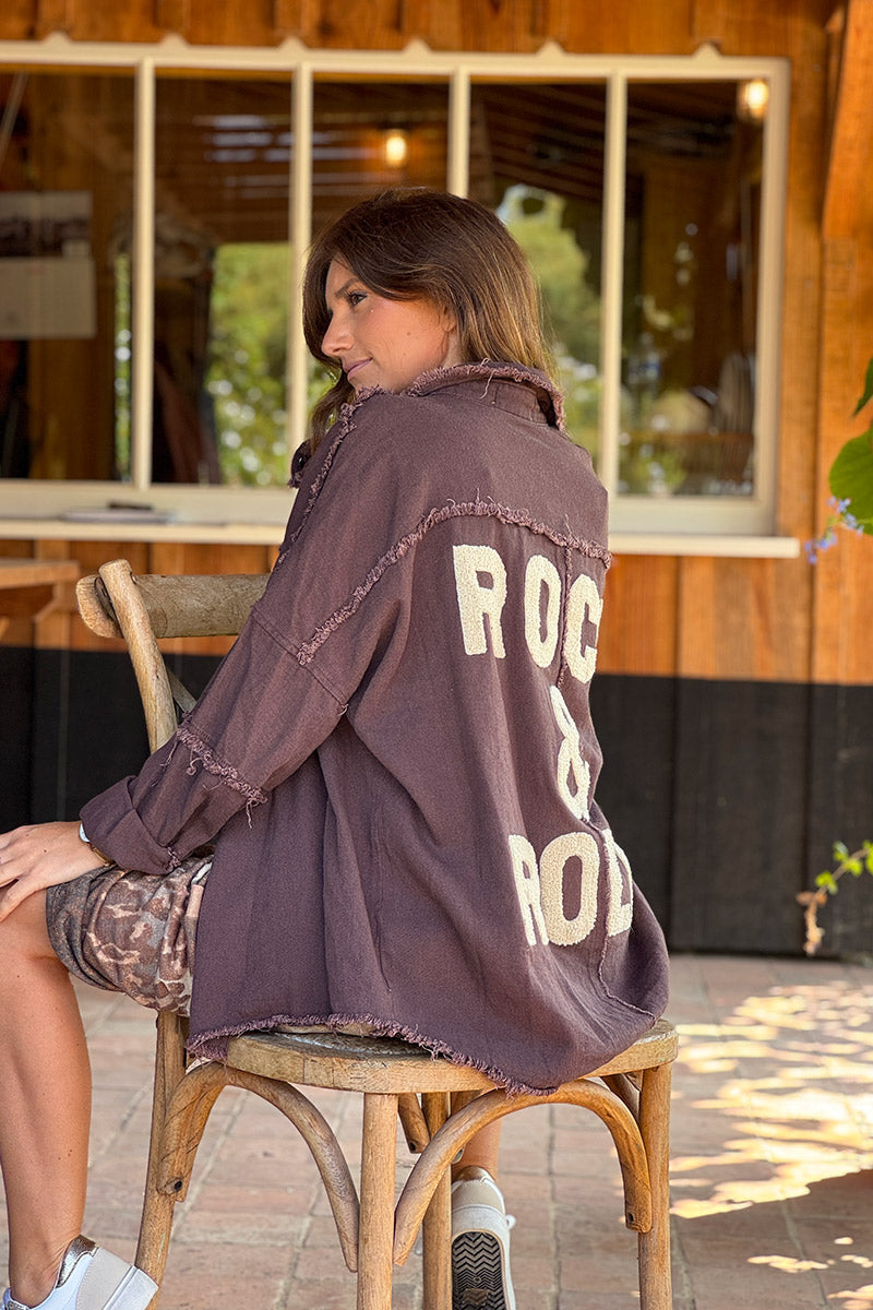 Veste en jean marron oversize finitions franges Rock and Roll en bouclettes écrue