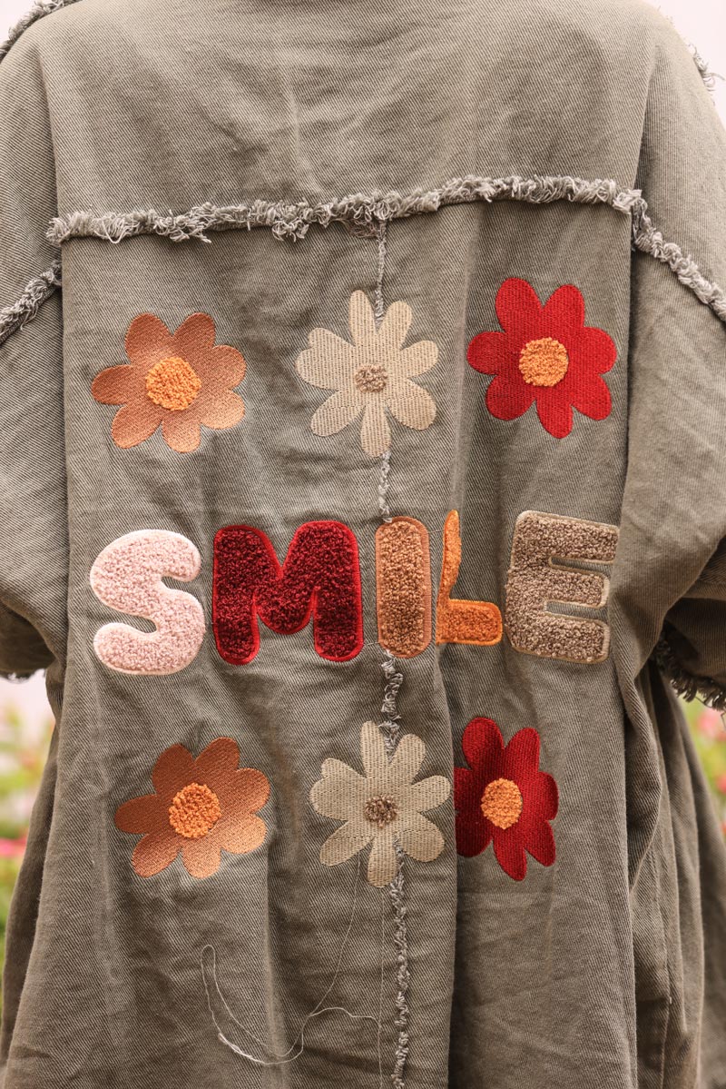 Chaqueta caqui en denim suave con bordado Smile con flecos y flores en la espalda