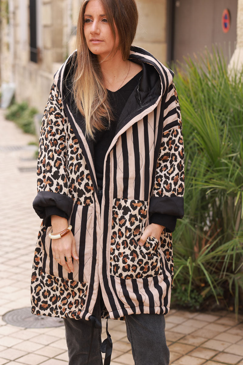 Chaqueta larga con capucha de rayas y leopardo beige y negro