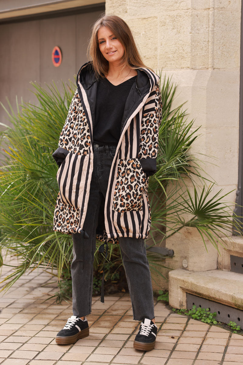 Chaqueta larga con capucha de rayas y leopardo beige y negro