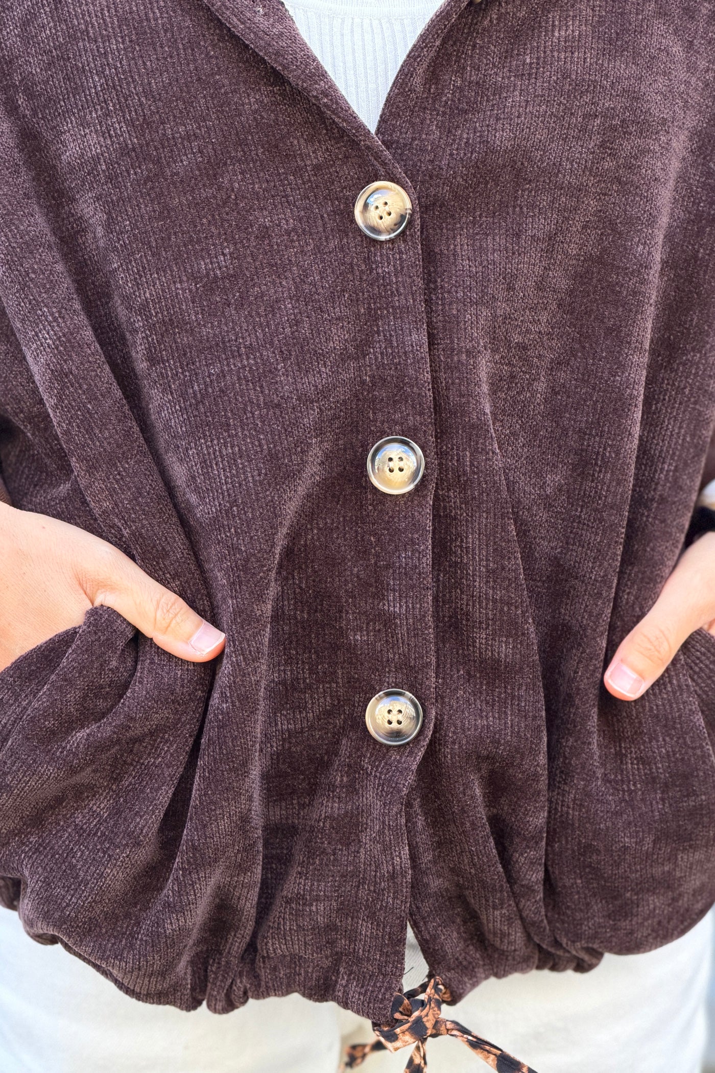 Veste marron à capuche en velours lien léopard à la taille boutons écaille
