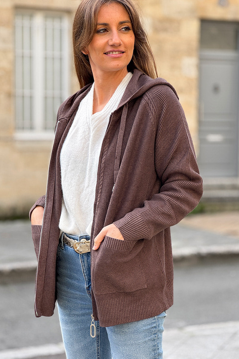 Veste marron toute douce et stretch à capuche petite maille relief et torsades