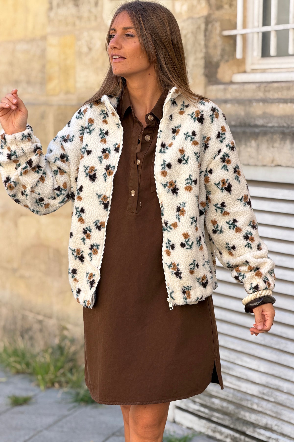 Veste moumoute polaire écrue motifs fleurs marron et camel zip