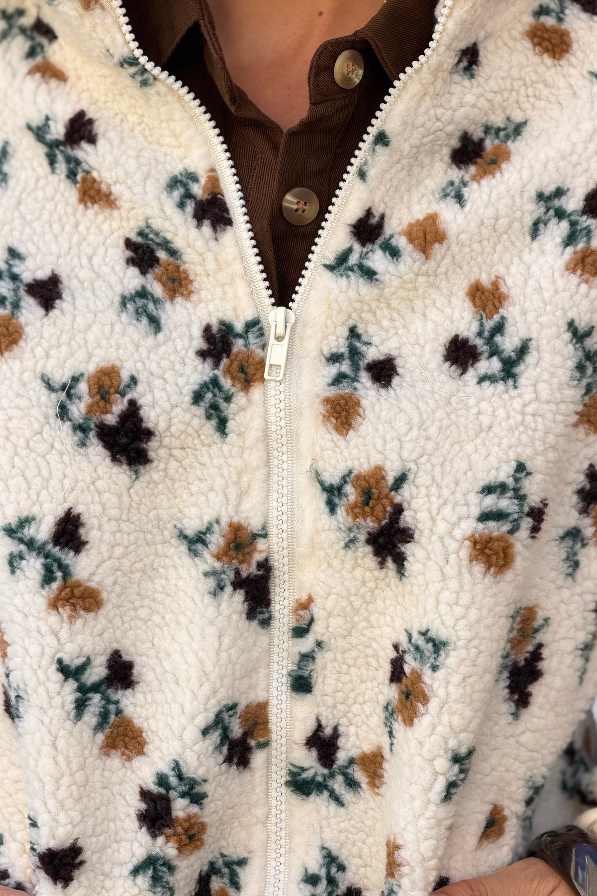 Veste moumoute polaire écrue motifs fleurs marron et camel zip
