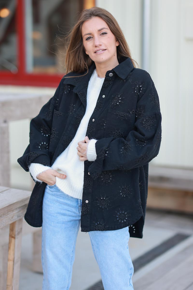 Veste noire en jean loose rosaces en broderie anglaise