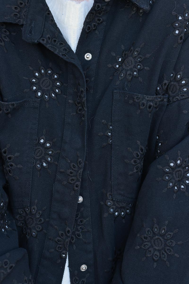 Veste noire en jean loose rosaces en broderie anglaise