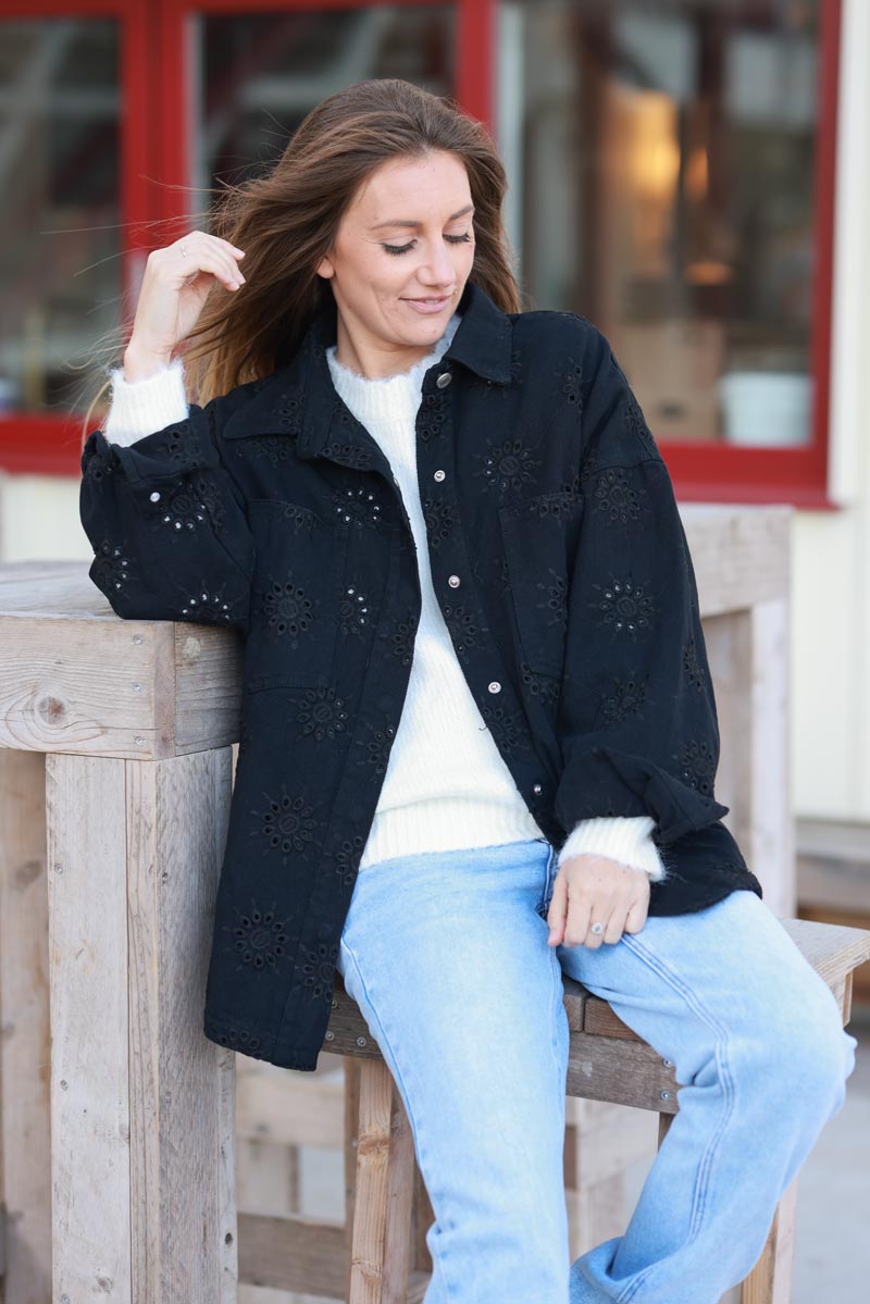 Veste noire en jean loose rosaces en broderie anglaise