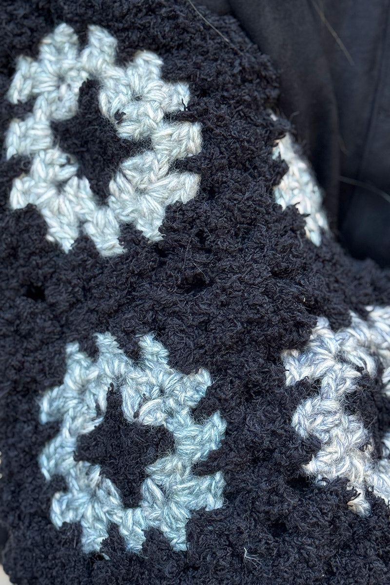 Veste noire en suédine souple manches longue en maille chenille et laine à motifs gris