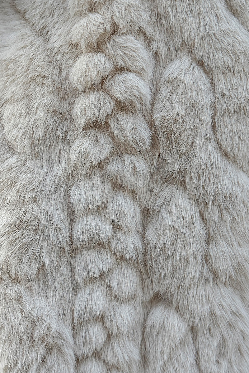 Veste sans manches beige fausse fourrure torsadée fermeture zip et col montant