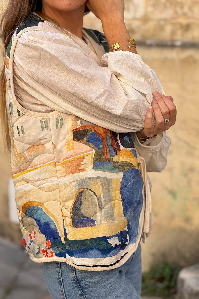 Veste sans manches beige matelassée imprimé peinture aquarelle village aleatoire