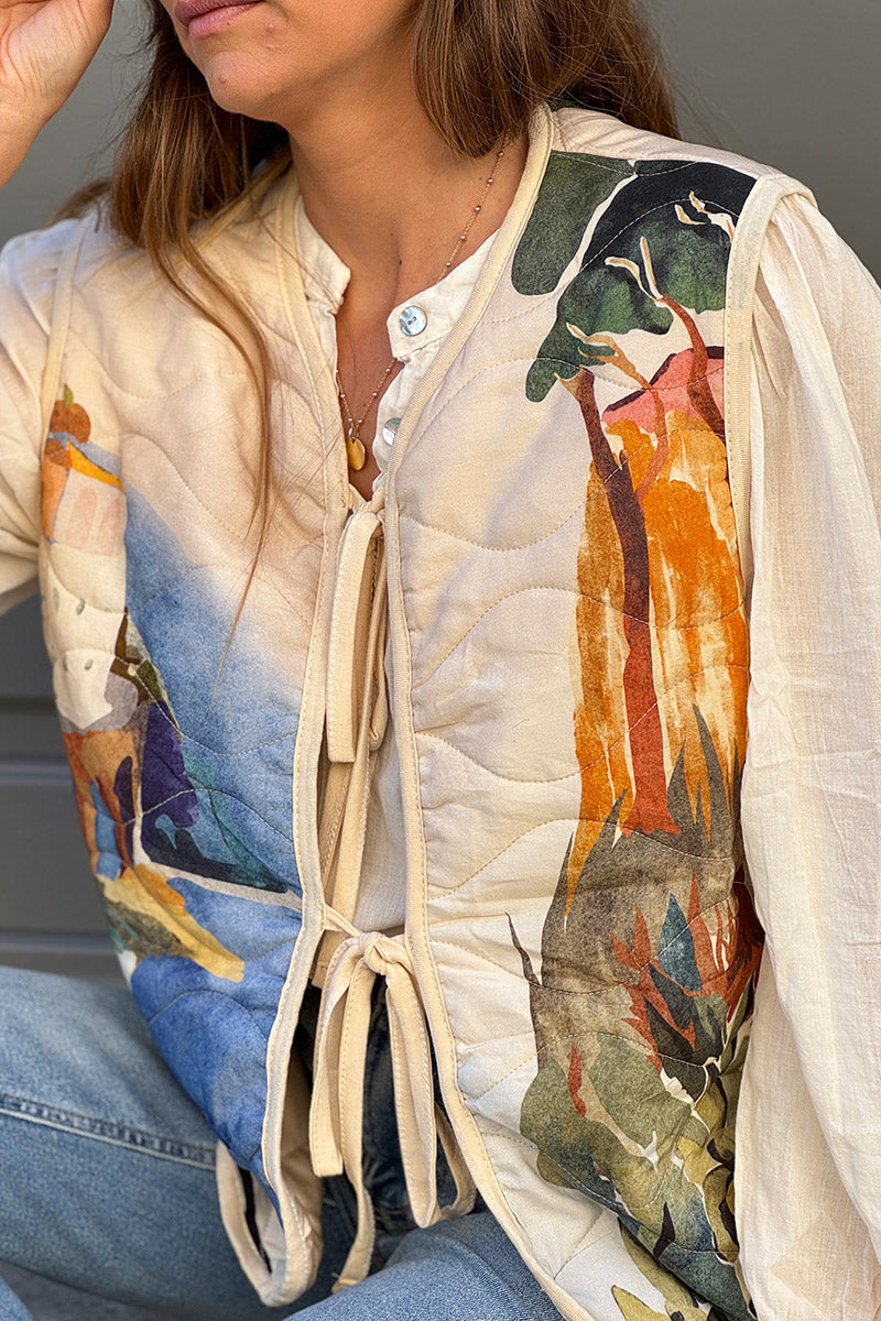 Veste sans manches beige matelassée imprimé peinture aquarelle village aleatoire