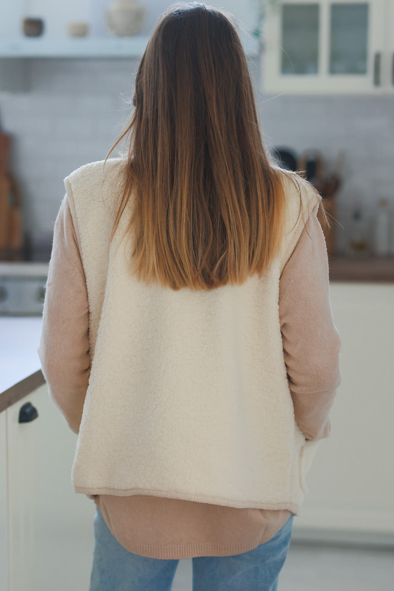 Veste sans manches écrue en moumoute détails tressés et boutons écaille