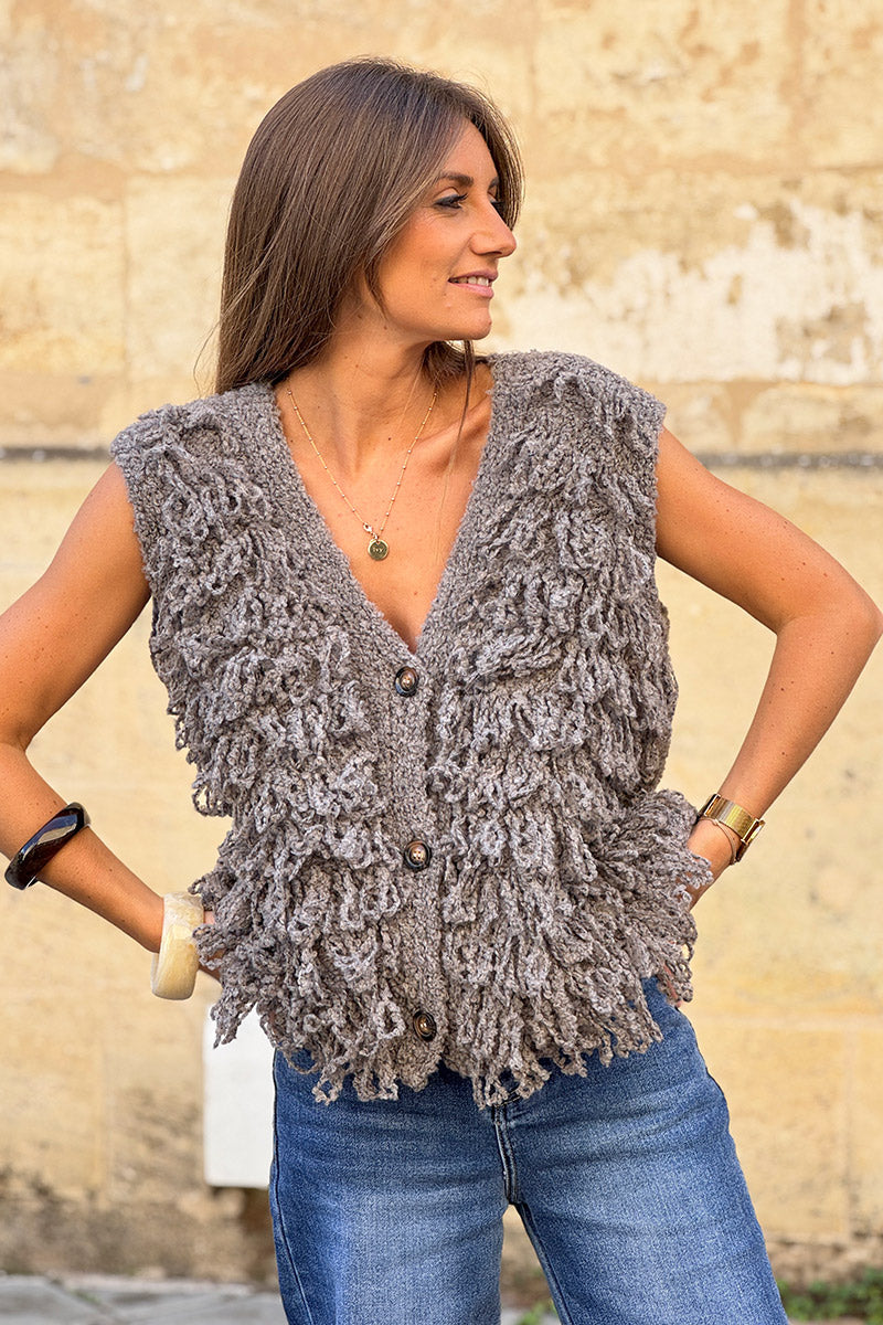 Veste sans manches en grosse maille bouclette chinée grise effet franges boutons écaille