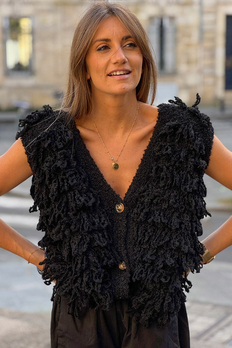 Veste sans manches en grosse maille bouclette noire effet franges boutons écaille