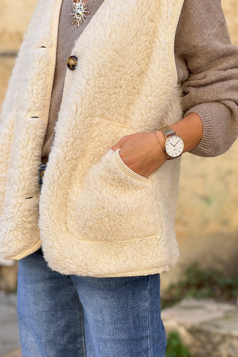 Veste sans manches en moumoute beige détail liseré beige boutons écaille marron
