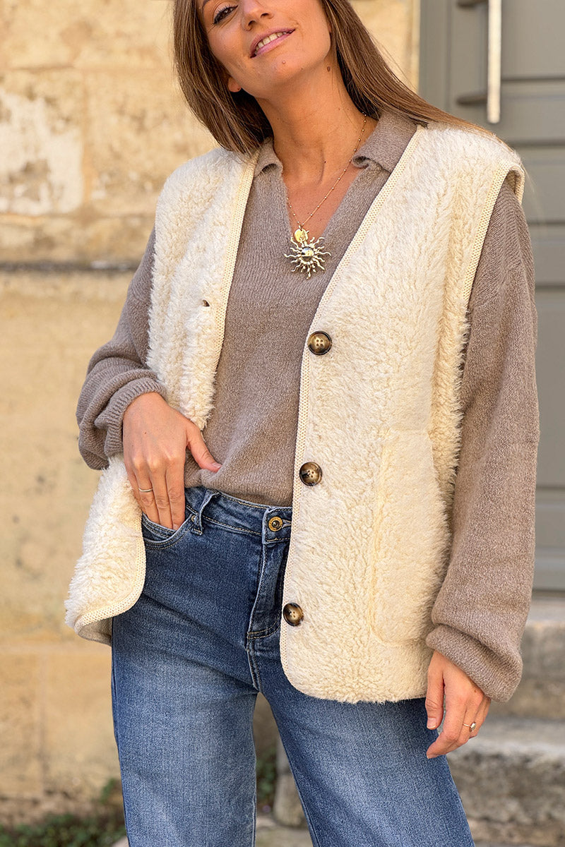 Veste sans manches en moumoute beige détail liseré beige boutons écaille marron