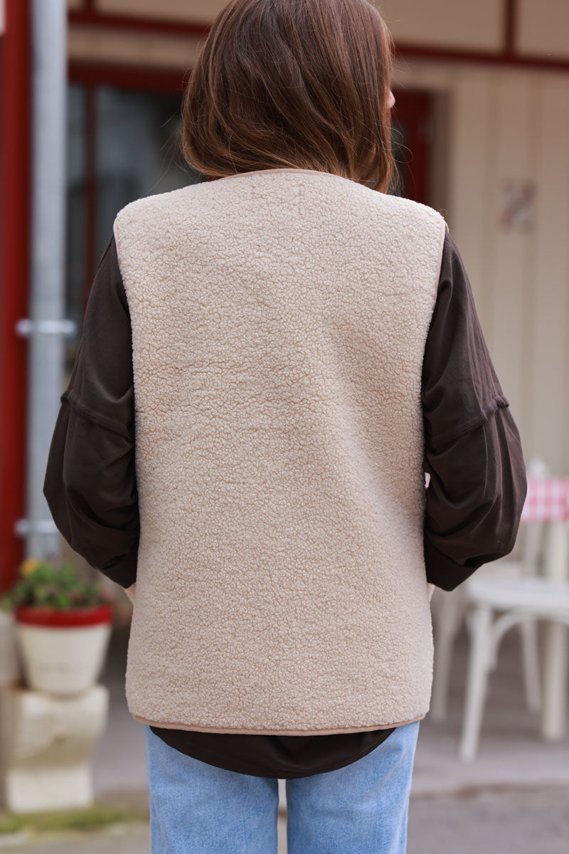 Veste sans manches en moumoute beige détail liseré boutons écaille et poches