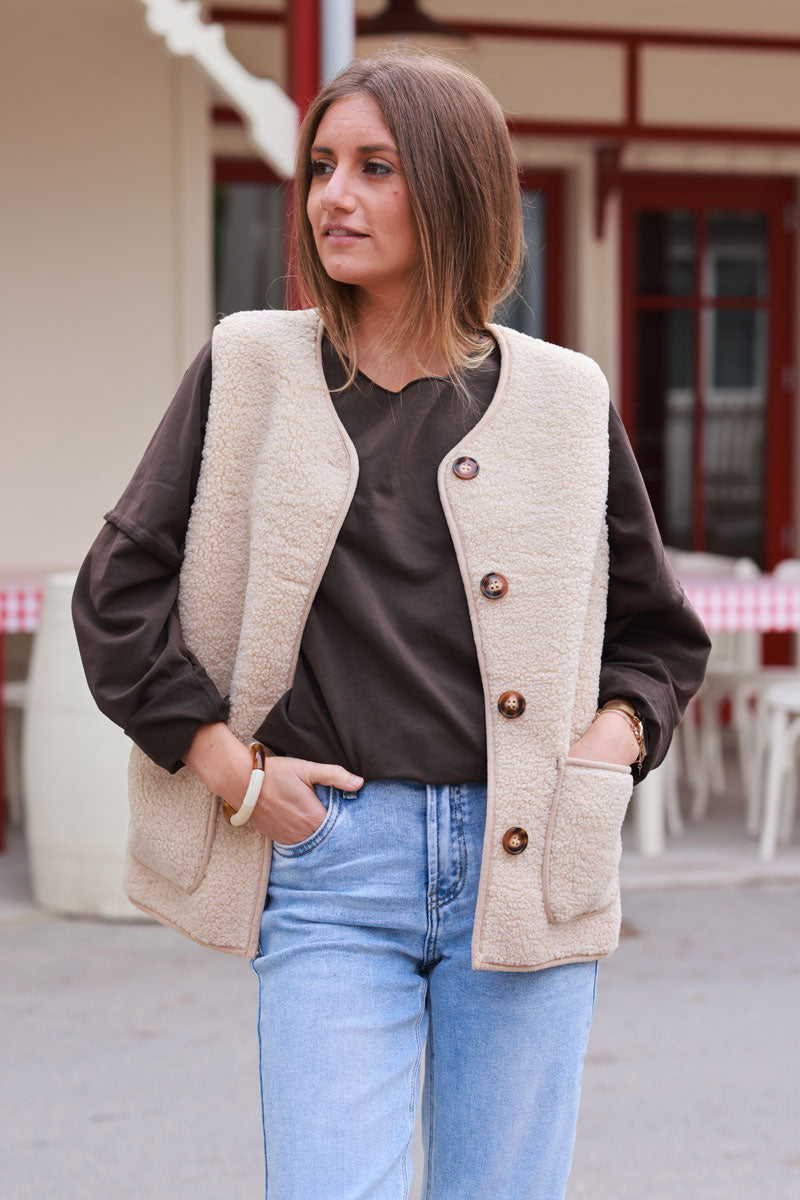 Veste sans manches en moumoute beige détail liseré boutons écaille et poches