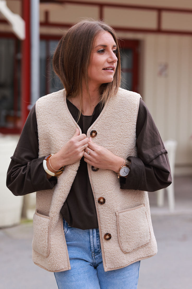 Veste sans manches en moumoute beige détail liseré boutons écaille et poches