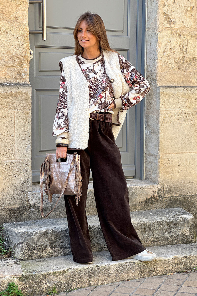 Veste sans manches en moumoute beige détail liseré marron boutons écaille marron