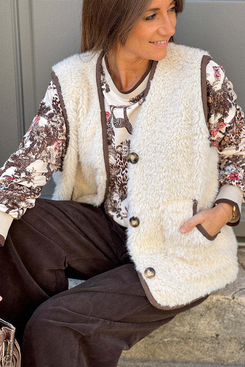 Veste sans manches en moumoute beige détail liseré marron boutons écaille marron
