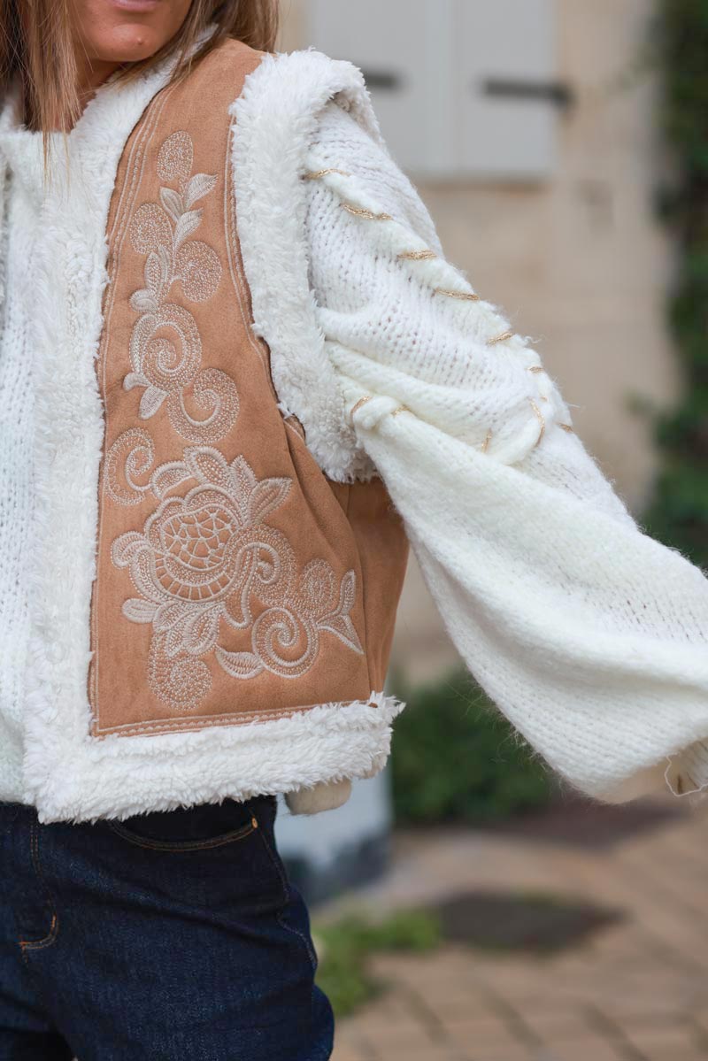 Veste sans manches en suédine camel et moumoute broderie arabesques