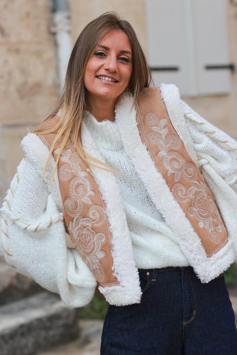 Veste sans manches en suédine camel et moumoute broderie arabesques